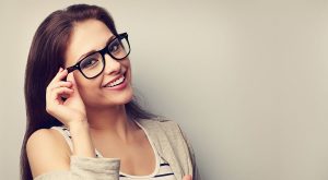 شیوه‌ی صحیح استفاده از عینک‌های طبی چگونه است؟